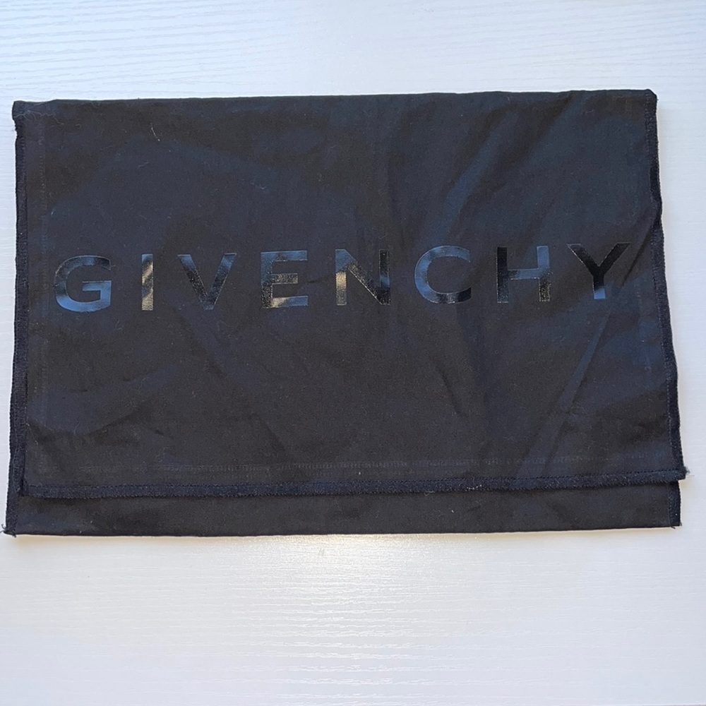Givenchy all black dustbag ✨